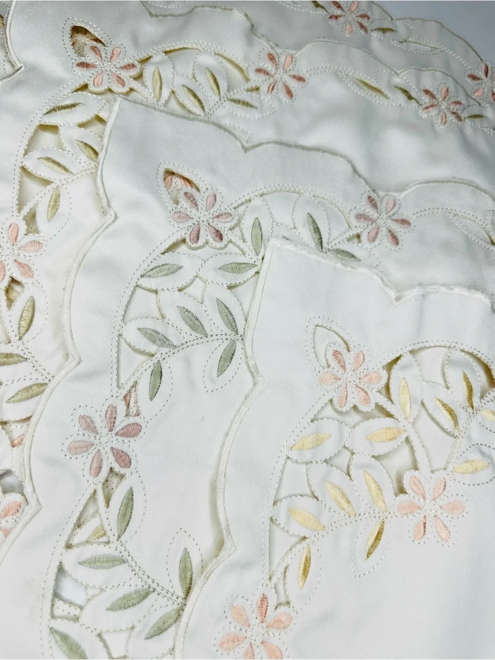 Vintage Set of 4 Embroidered Cutwork Floral Placemats Scalloped Cottagecore